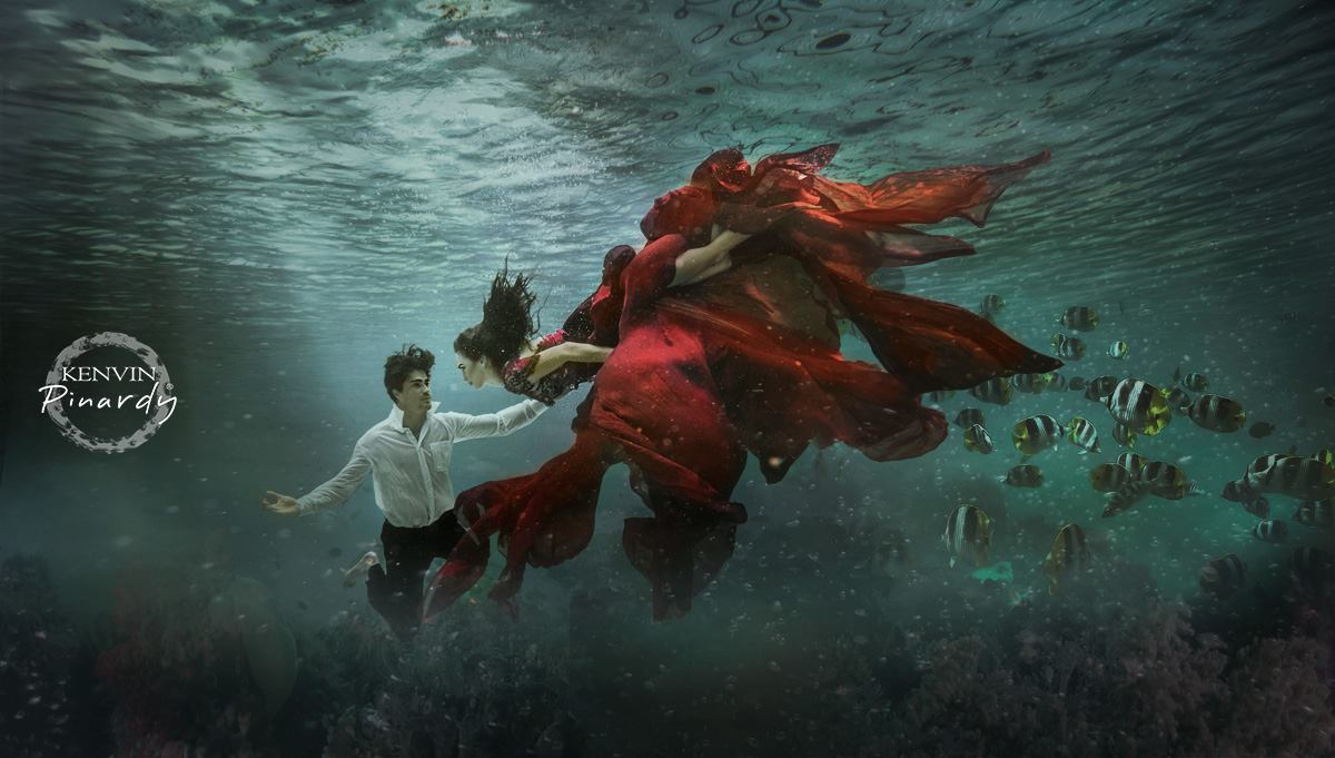 swimming photography ideas diving newlyweds