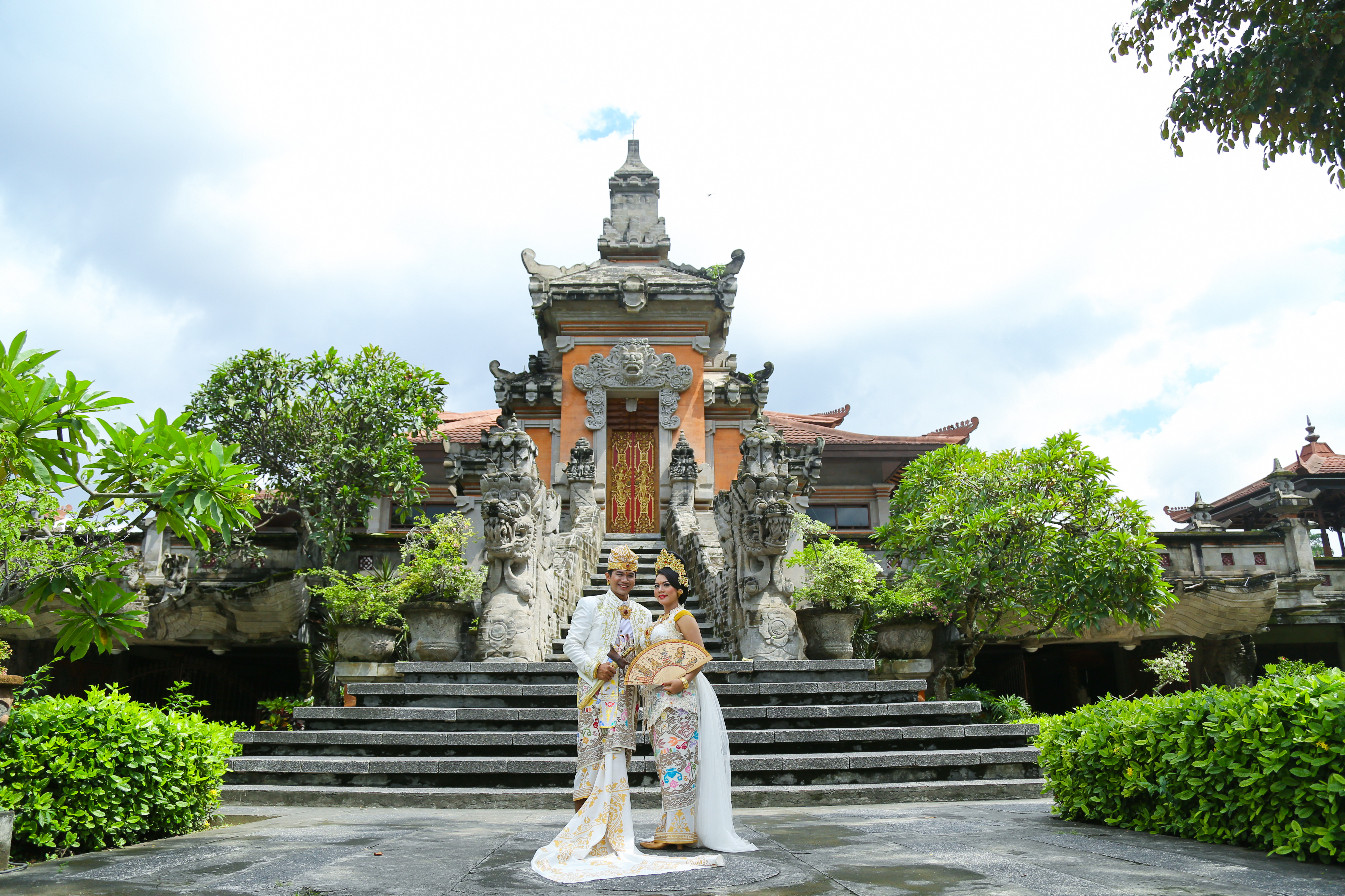 путешествие с ноутбуком. предприниматель на бали. кафе на бали. ноутбук на берегу моря. работа на бали.