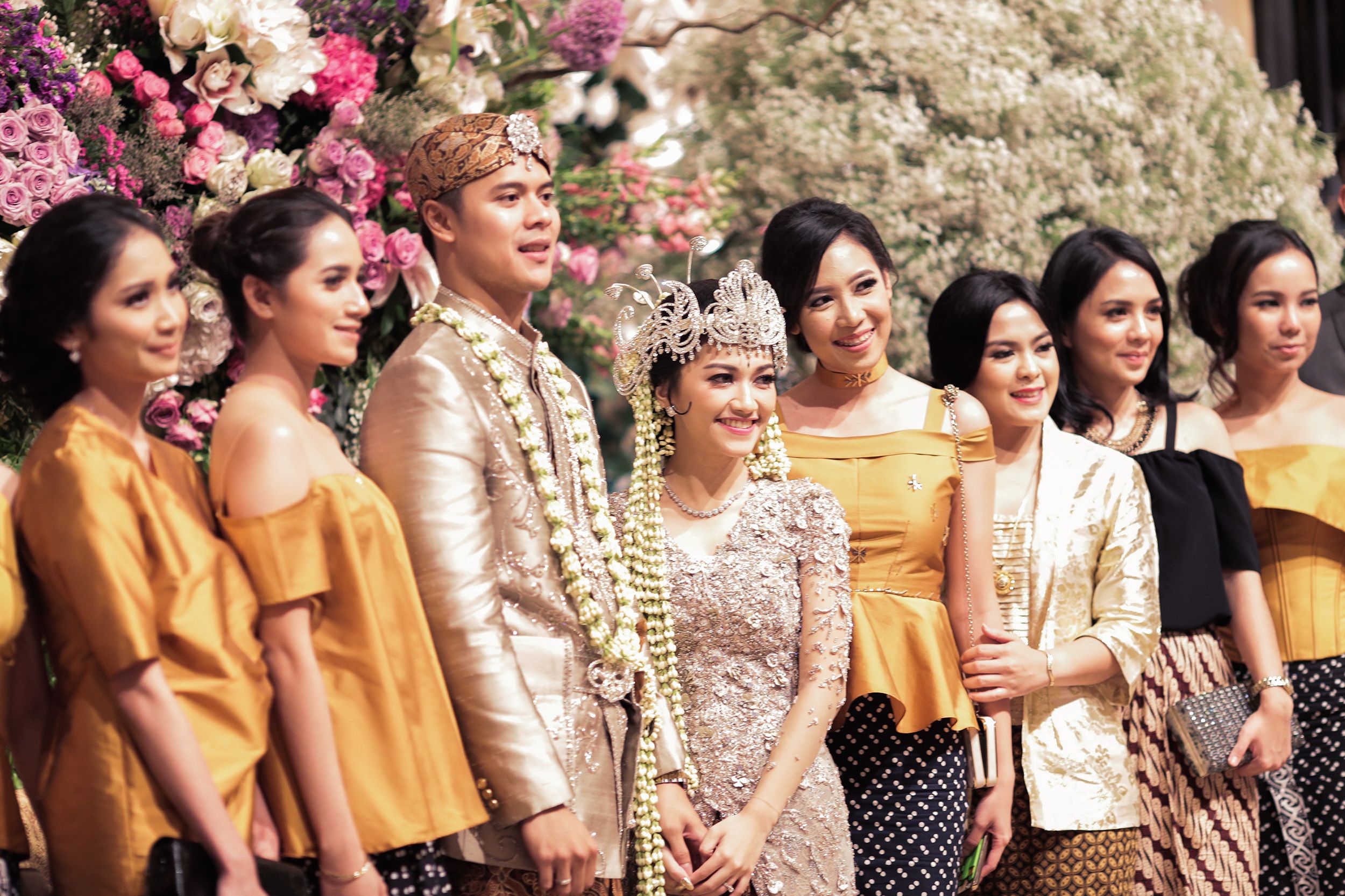 10 Cara Cantik Mendandani Bridesmaid pada Pernikahan Tradisional Image 8