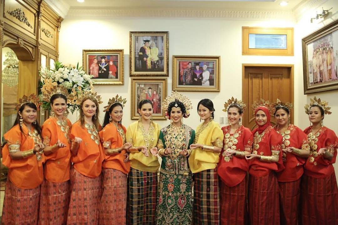 10 Cara Cantik Mendandani Bridesmaid pada Pernikahan Tradisional Image 1