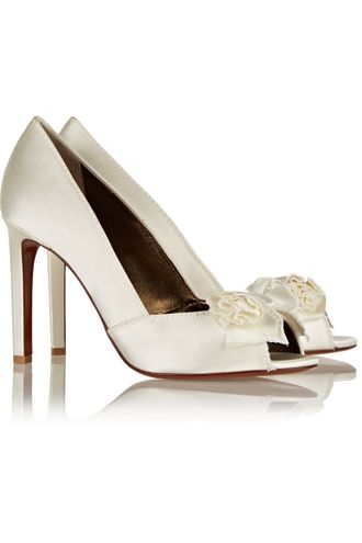 Lanvin_bow_embellished_satin_pumps_ofnafm.jpg