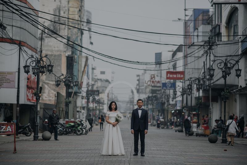 a-playful-pre-wedding-shoot-on-the-streets-of-bandung-1