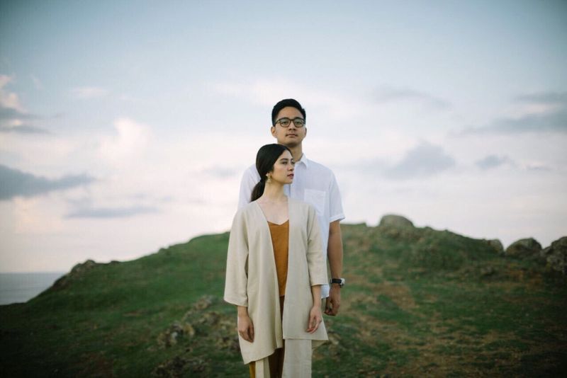 an-engagement-shoot-amid-the-scenic-landscapes-of-lombok-1