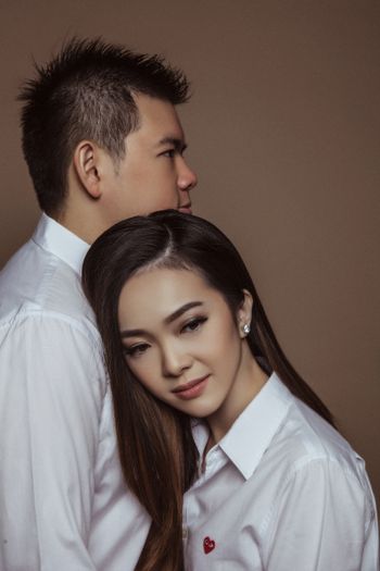 foto-pre-wedding-indoor-yang-simpel-dan-elegan-1