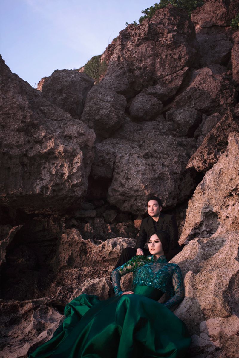 fashionable-engagement-shoot-out-in-the-nature-1
