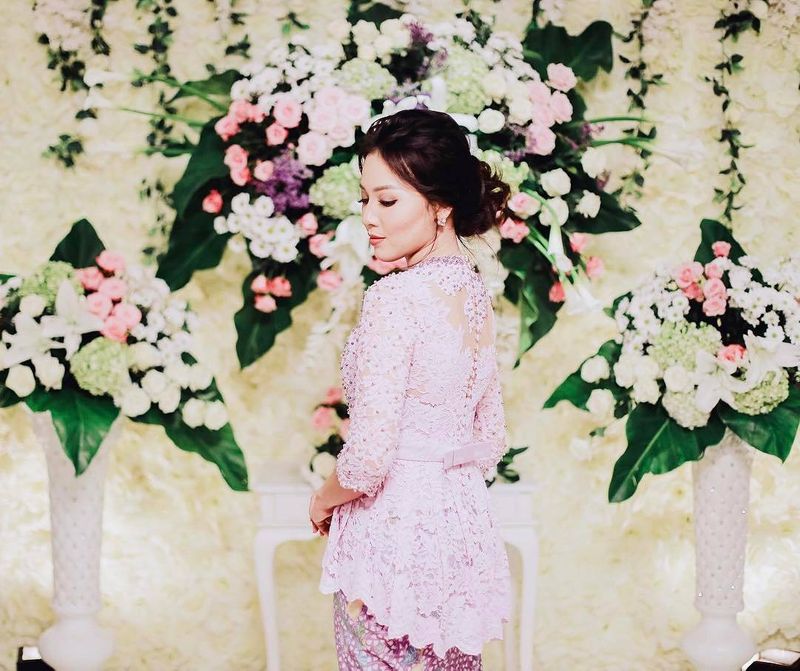 13-enchanting-kebaya-ideas-for-your-engagement-ceremony-1