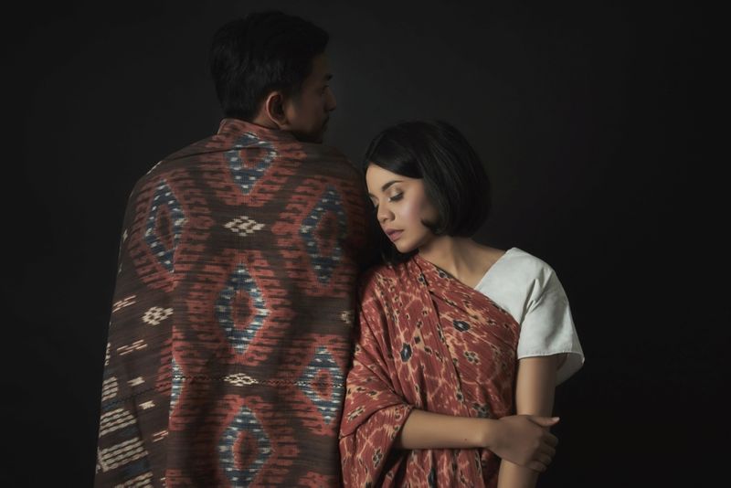 a-classy-studio-engagement-shoot-with-ethnic-elements-1