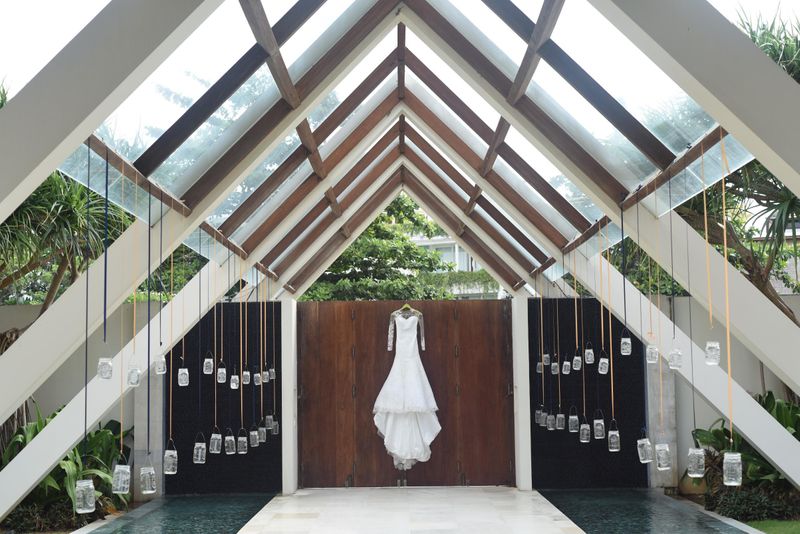 romantic-alfresco-wedding-in-batubelig-bali-1