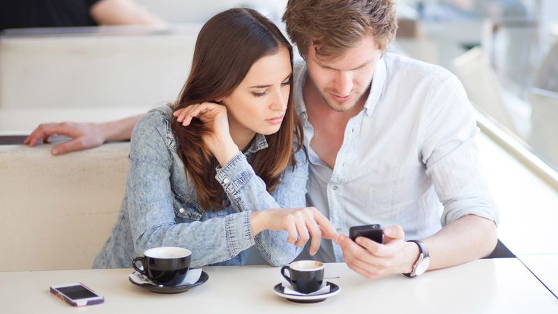 modern-couples-problem-relationship-vs-technology-1