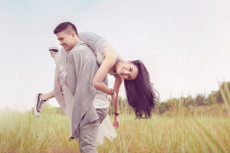 chelsea-olivia-and-glenn-alinskies-romantic-pre-wedding-shoot-1