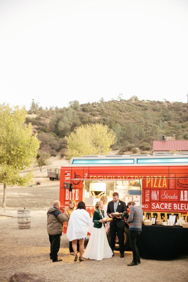 having-food-trucks-as-your-wedding-caterer-why-not-1